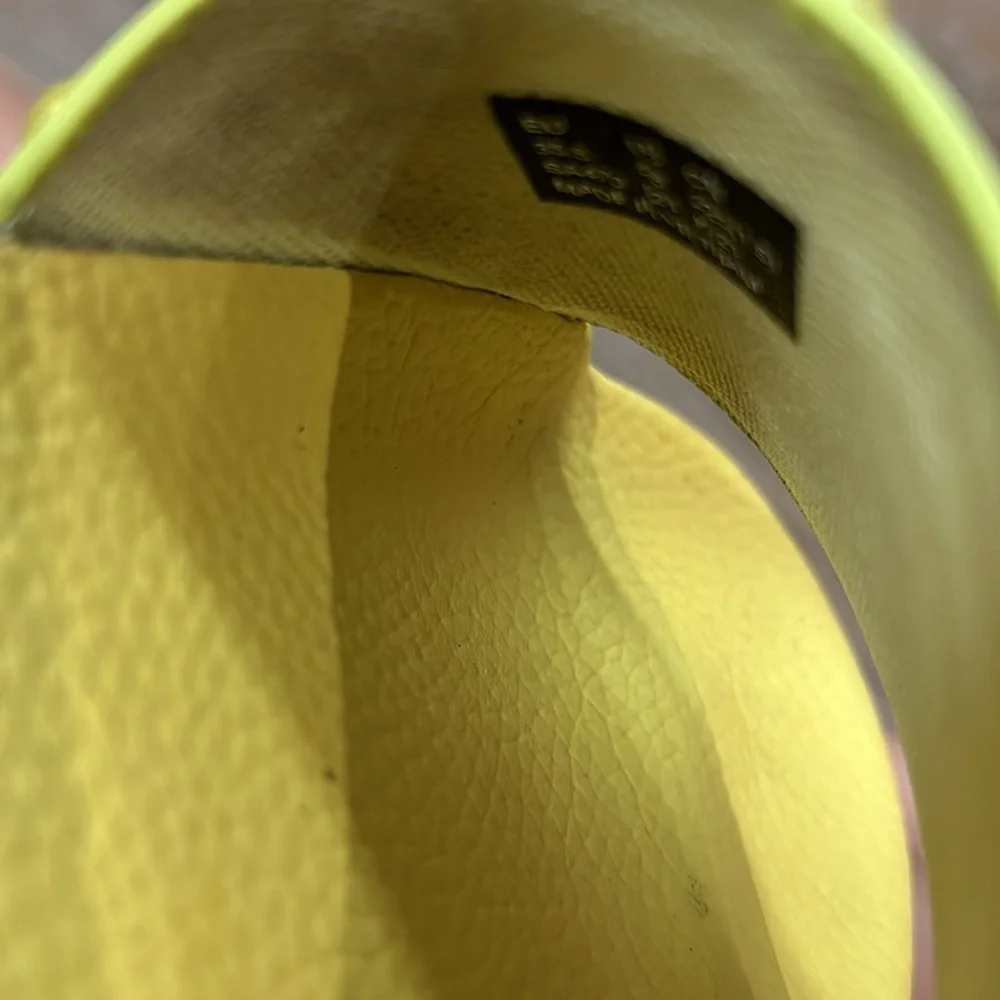 Yellow Stuart Whitman pearl slides - Picture 5 of 6